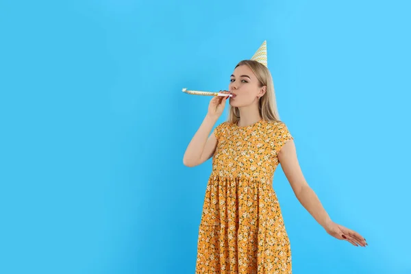 Conceito Feliz Aniversário Com Menina Atraente Fundo Azul — Fotografia de Stock