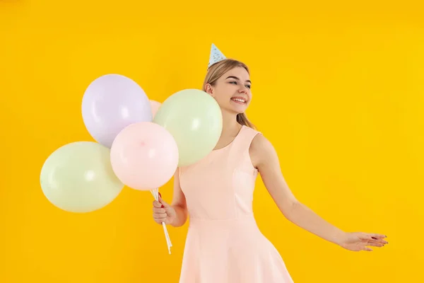 Konzept Der Happy Birthday Mit Attraktiven Mädchen Auf Gelbem Hintergrund — Stockfoto