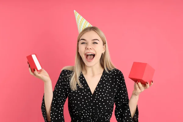 Concept Van Happy Birthday Met Aantrekkelijk Meisje Roze Achtergrond — Stockfoto