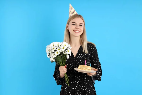Begreppet Happy Birthday Med Attraktiv Flicka Blå Bakgrund — Stockfoto