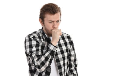 Beyaz arka planda soğuk izole genç bir adam.