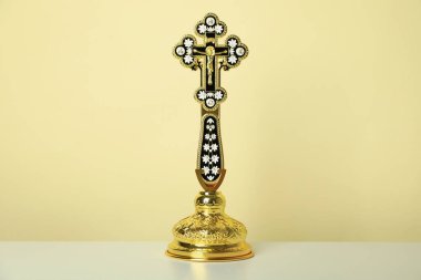 Ayin kavramı, bej arka planda beyaz masada çapraz