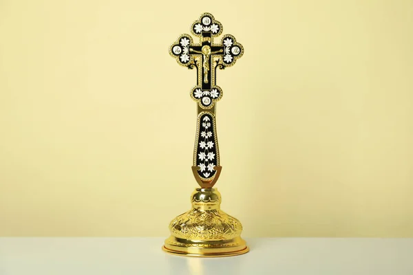 Koncept Eucharistie Kříž Bílém Stole Béžovém Pozadí — Stock fotografie
