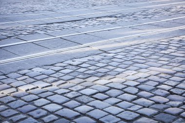 Eski şehirde tramvay rayları olan kaldırım taşı caddesi