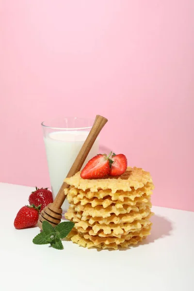 Konzept Schmackhafter Speisen Mit Waffeln Auf Weißem Tisch Vor Rosa — Stockfoto