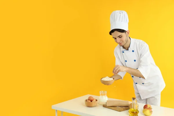 Conceito Cozinhar Jovem Chef Fundo Amarelo — Fotografia de Stock