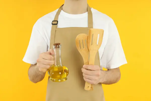 Conceito Cozinhar Jovem Avental Sobre Fundo Amarelo — Fotografia de Stock