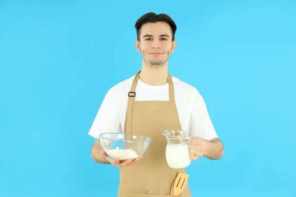 Begreppet Matlagning Ung Man Förkläde Blå Bakgrund — Stockfoto