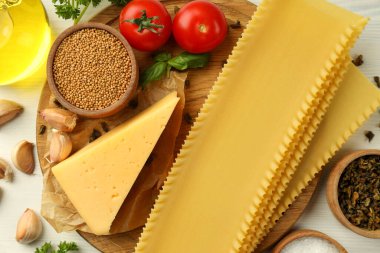 Lezzetli lazanya pişirme kavramı, üst manzara.