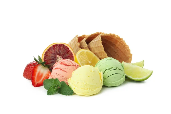 Διαφορετικές Μπάλες Παγωτού Και Φρούτα Που Απομονώνονται Λευκό Φόντο — Φωτογραφία Αρχείου