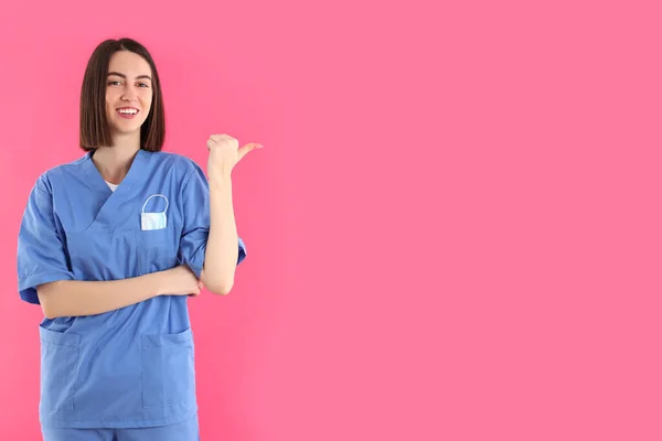 Attraktiv Ung Kvinnlig Läkare Rosa Bakgrund — Stockfoto