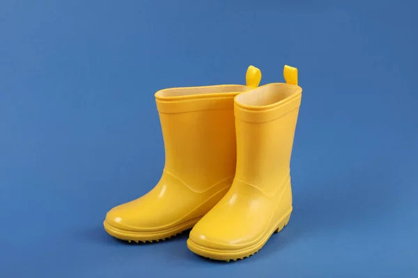 Dvojice Žluté Gumové Boty Modrém Pozadí — Stock fotografie