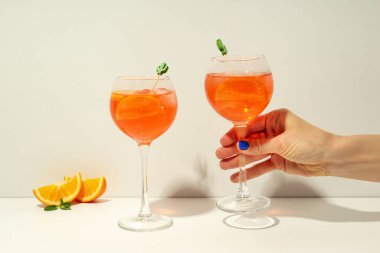 Yaz içeceği kavramı, kadın eli Aperol Spritz 'i tutuyor.
