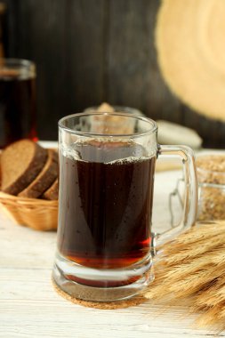 Beyaz ahşap masada taze içecek kavramı, kvass