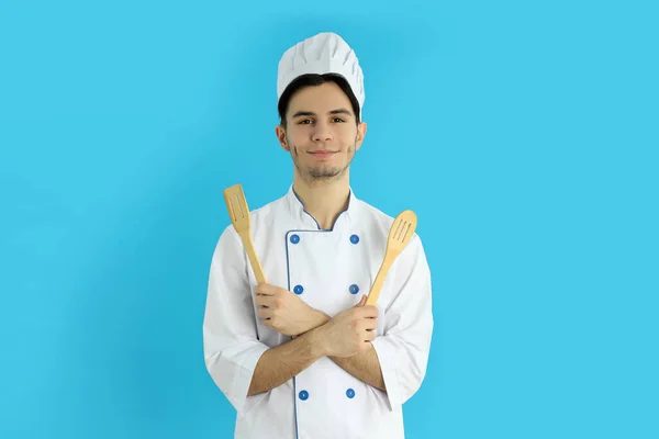 Yemek Pişirme Kavramı Mavi Arka Planda Genç Aşçı — Stok fotoğraf