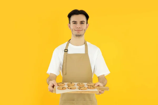 Conceito Cozinhar Jovem Avental Sobre Fundo Amarelo — Fotografia de Stock