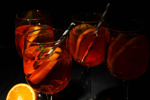 Концепція Літнього Алкоголю Aperol Spritz Проти Темного Фону — стокове фото