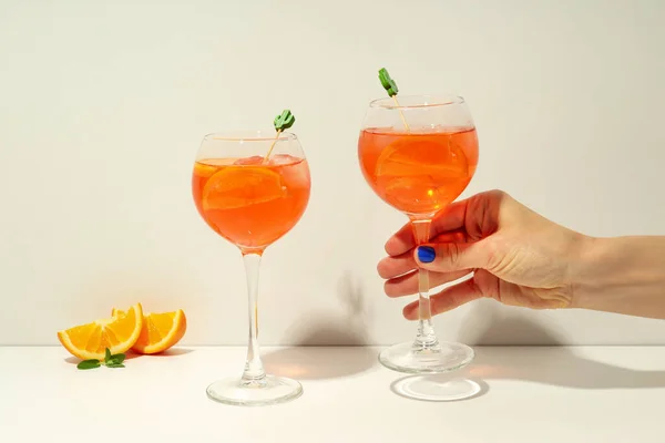 Concepto Bebida Alcohólica Verano Mano Femenina Sostiene Aperol Spritz —  Fotos de Stock