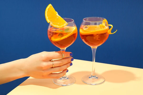 Концепция Летнего Алкогольного Напитка Женская Рука Держит Aperol Spritz — стоковое фото
