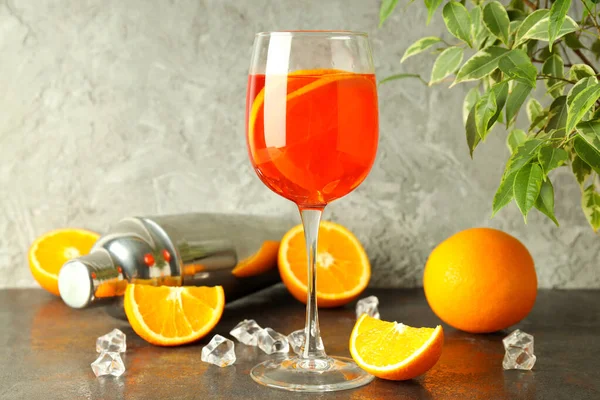 Friss Alkoholos Ital Fogalma Aperol Spritz Sötét Texturált Asztalon — Stock Fotó