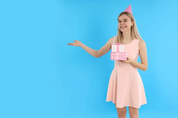 Konzept Der Happy Birthday Mit Attraktiven Mädchen Auf Blauem Hintergrund — Stockfoto
