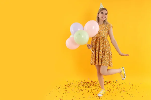 Conceito Feliz Aniversário Com Menina Atraente Fundo Amarelo — Fotografia de Stock