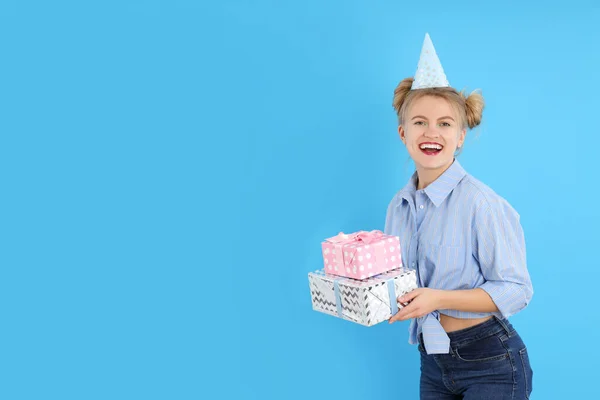 幸せな誕生日の概念とともに魅力的な女の子上の青の背景 — ストック写真
