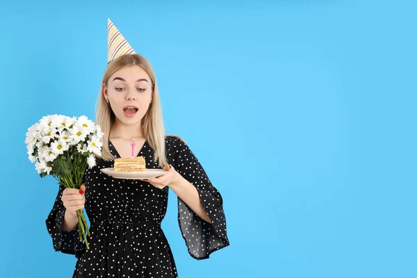 Concept Van Happy Birthday Met Aantrekkelijk Meisje Blauwe Achtergrond — Stockfoto