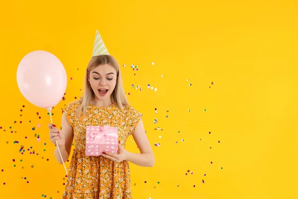 Concept Van Happy Birthday Met Aantrekkelijk Meisje Gele Achtergrond — Stockfoto