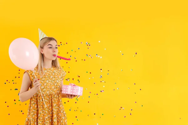 幸せな誕生日の概念とともに魅力的な女の子とともに黄色の背景 — ストック写真