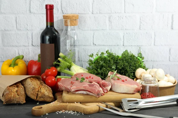 Koyu ahşap masada yemek pişirme kavramı, et pişirme.