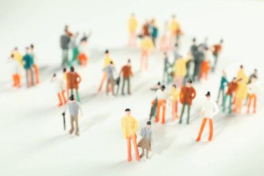 Oyuncak insanların olduğu nüfus kavramı, seçici odaklanma