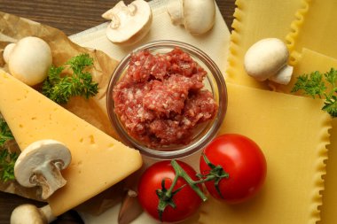 Yemek pişirme, lazanya pişirme, üst manzara.