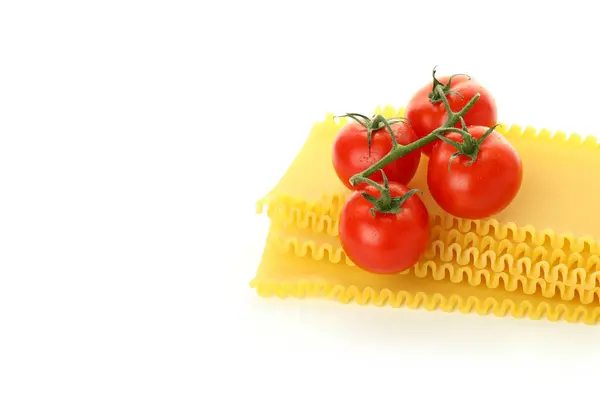 Lasanha Não Cozida Tomates Isolados Sobre Fundo Branco — Fotografia de Stock