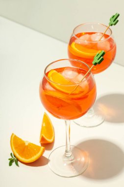 Yaz içeceği konsepti, beyaz masada Aperol Spritz.