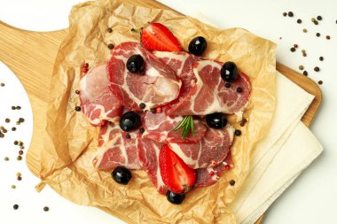 Beyaz arka planda jamonlu lezzetli yemek kavramı