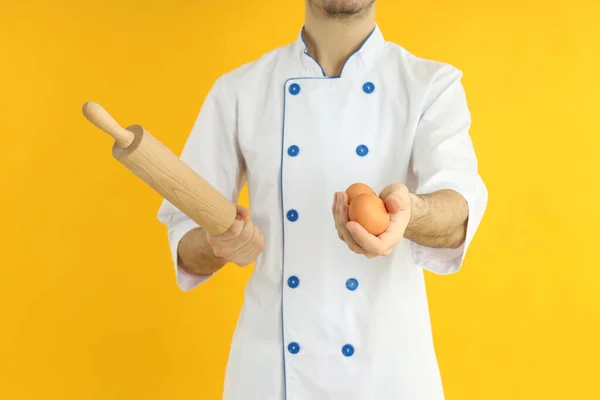 Conceito Cozinhar Jovem Chef Masculino Fundo Amarelo — Fotografia de Stock