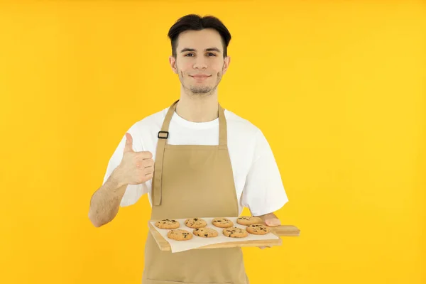 Conceito Cozinhar Jovem Avental Sobre Fundo Amarelo — Fotografia de Stock