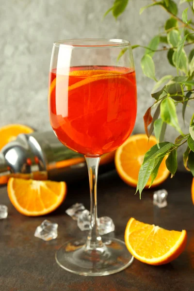 新鮮なアルコール飲料の概念 濃い質感のテーブルの上のアペロル スプリッツ — ストック写真