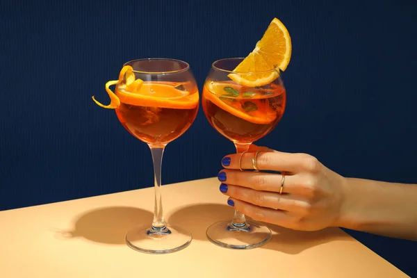 夏のアルコール飲料の概念は 女性の手が保持していますAperol Spritz — ストック写真