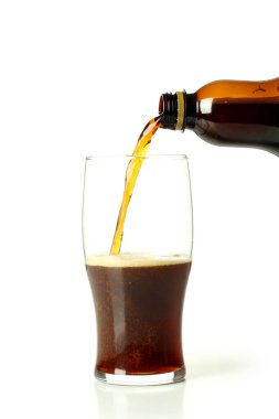 Beyaz arka planda izole edilmiş, şişeden cama dökülen Kvass