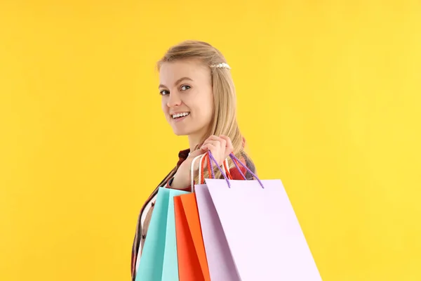 Femme Avec Des Sacs Magasin Sur Fond Jaune — Photo