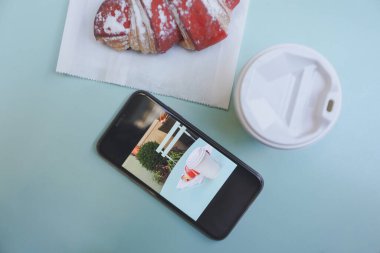 Lezzetli kahvaltı kavramı bir fincan kahve ve kruvasanla