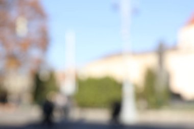 Muhteşem bir sonbahar gününde şehrin bulanık fotoğrafı.