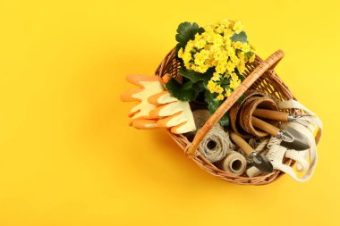 Sarı arka planda bahçe aletleri ve aksesuarları