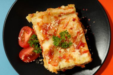 Lezzetli yemek kavramı, lazanya, yakın çekim.