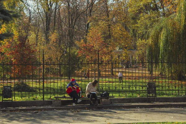 Photo Ville Lviv Automne Avec Des Gens Assis Sur Banc — Photo