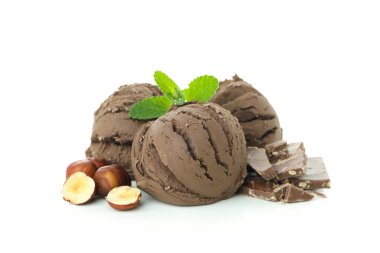 Beyaz arka planda izole edilmiş çikolatalı dondurma