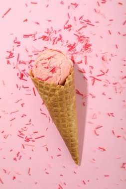 Pembe arka planda dondurma.