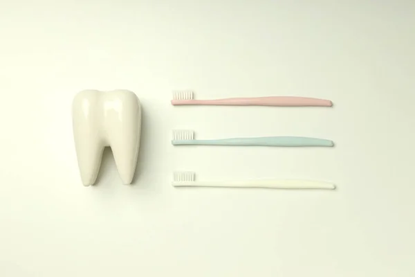 Koncepcja Opieki Stomatologicznej Lub Pielęgnacji Zębów Białym Stole — Zdjęcie stockowe
